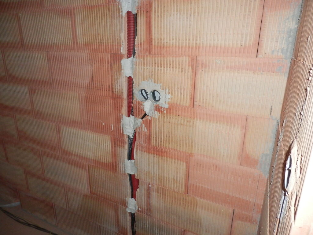RODINNÝ DUM A, LETŇANY